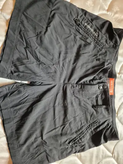 Shorts de mujer Merrell negros con bolsillos - miniatura 1