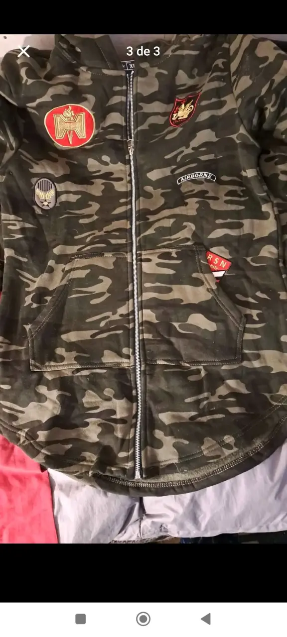 Poleron camuflado con parches estilo militar - 1