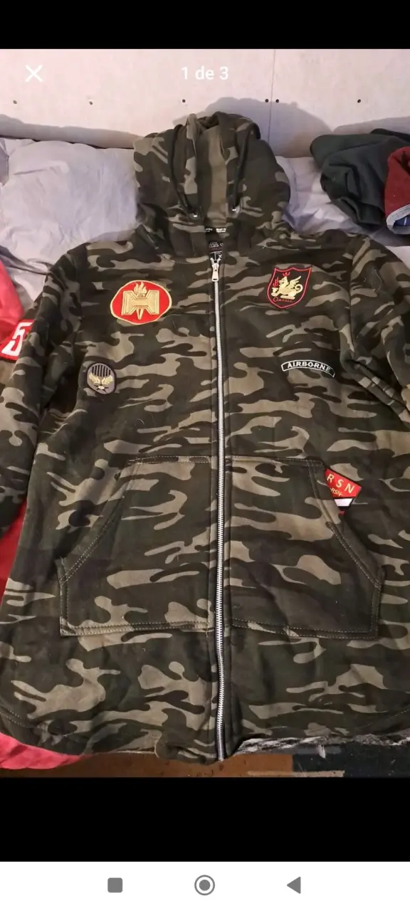 Poleron camuflado con parches estilo militar - 3