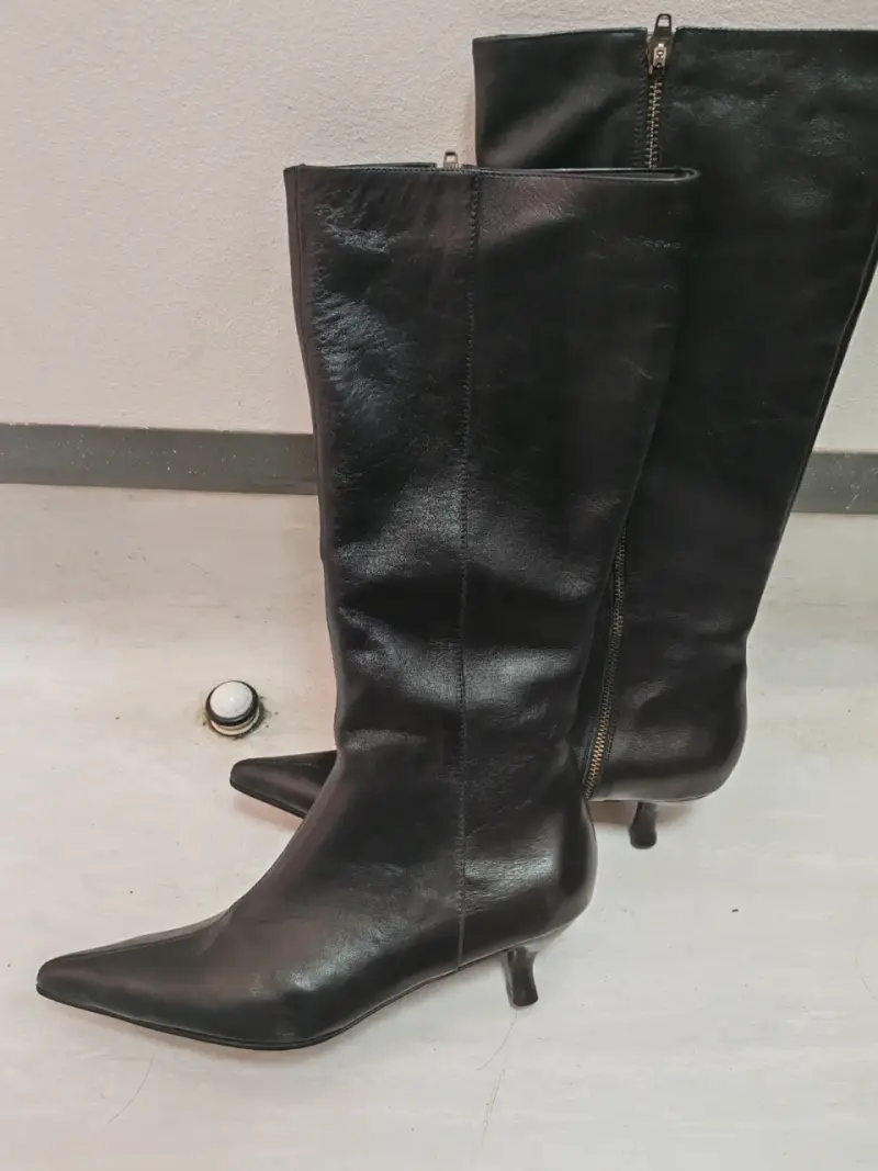 Botas de cuero negras con tacón bajo