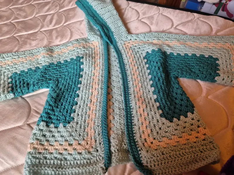 Chaleco tejido a crochet para niña