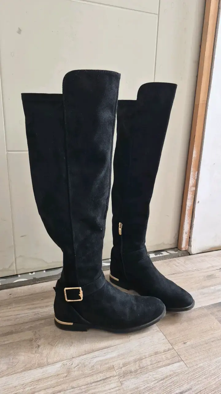 Botas negras altas con hebilla dorada - 1