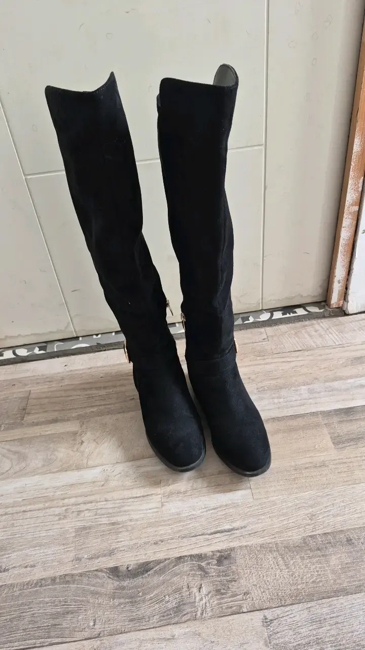 Botas negras altas con hebilla dorada - 2