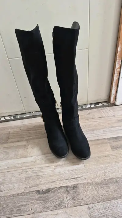 Botas negras altas con hebilla dorada - miniatura 2