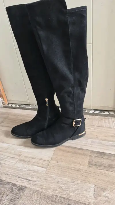 Botas negras altas con hebilla dorada - miniatura 3