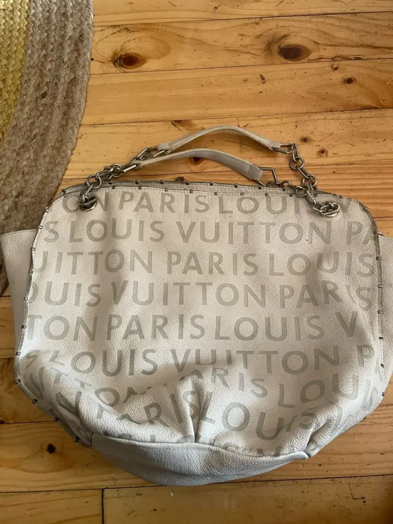 Bolso de cuero Louis Vuitton beige con cadena - 1