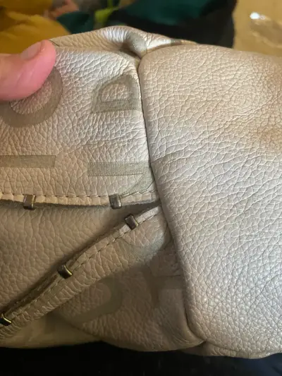 Bolso de cuero Louis Vuitton beige con cadena - miniatura 6