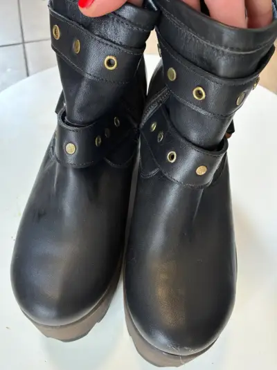 Botin cuero negro 38 con plataforma hebilla dor - miniatura 2