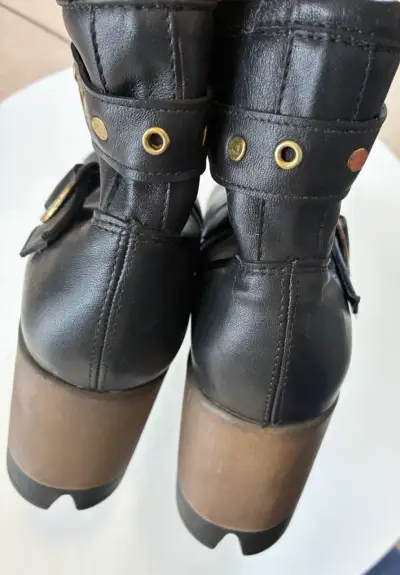 Botin cuero negro 38 con plataforma hebilla dor - miniatura 3