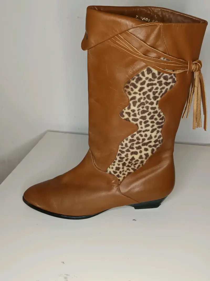 Botas de cuero marrón con detalle animal print