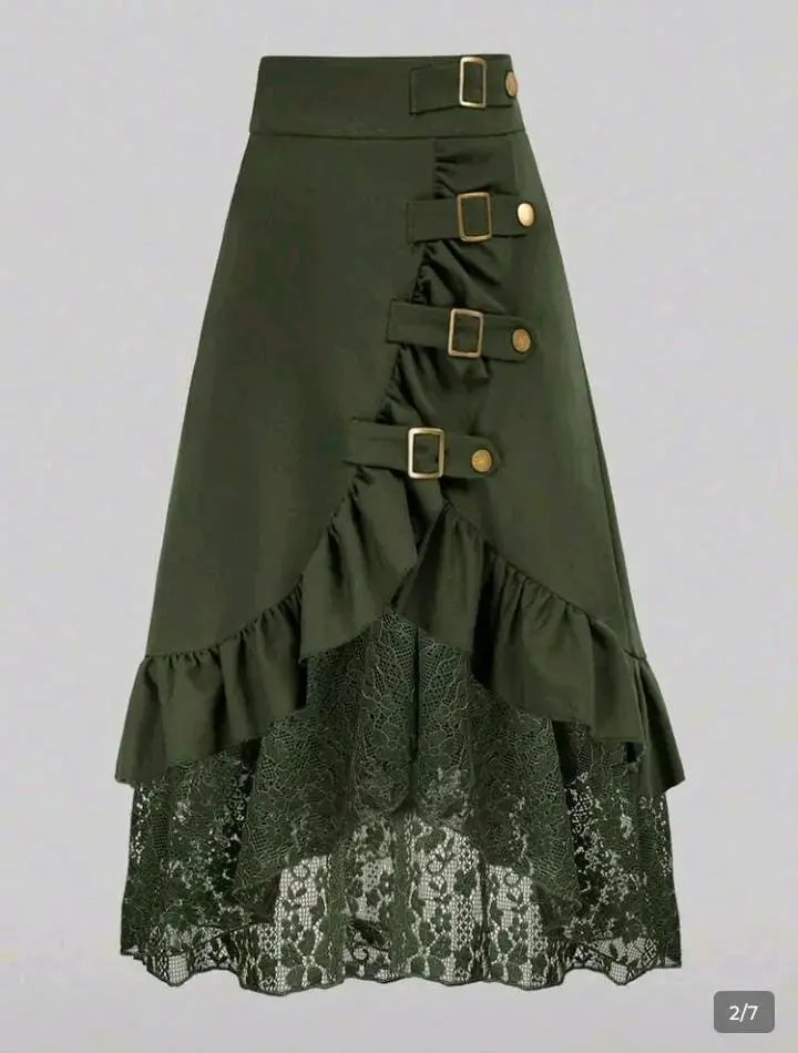 Falda verde con encaje y hebillas decorativas