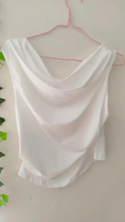 Blusa sin mangas con escote drapeado en blanco y burdeos - miniatura 1
