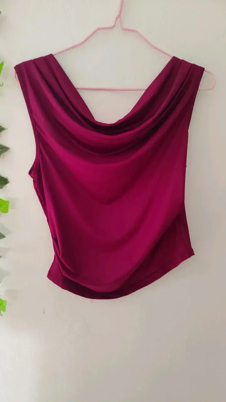 Blusa sin mangas con escote drapeado en blanco y burdeos - 2