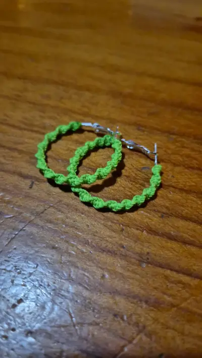 Aros de aro tejidos a mano color verde - miniatura 1
