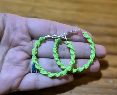 Aros de aro tejidos a mano color verde - miniatura 2