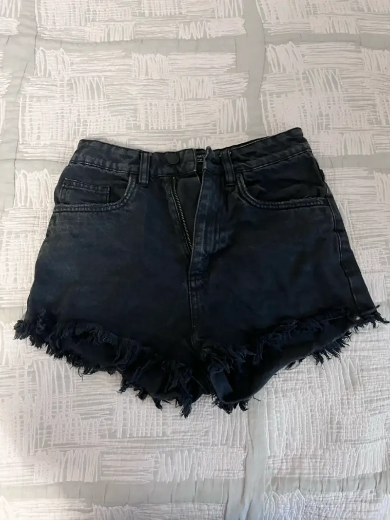 Shorts de mezclilla negros con flecos