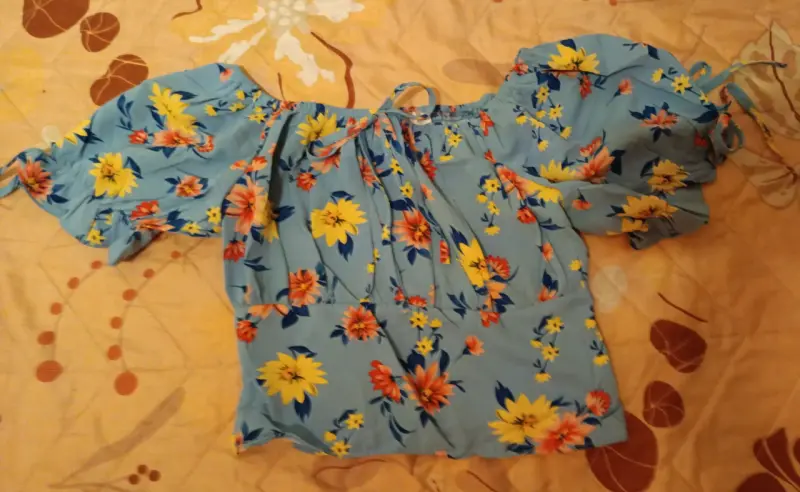 Blusa floral azul con mangas abullonadas