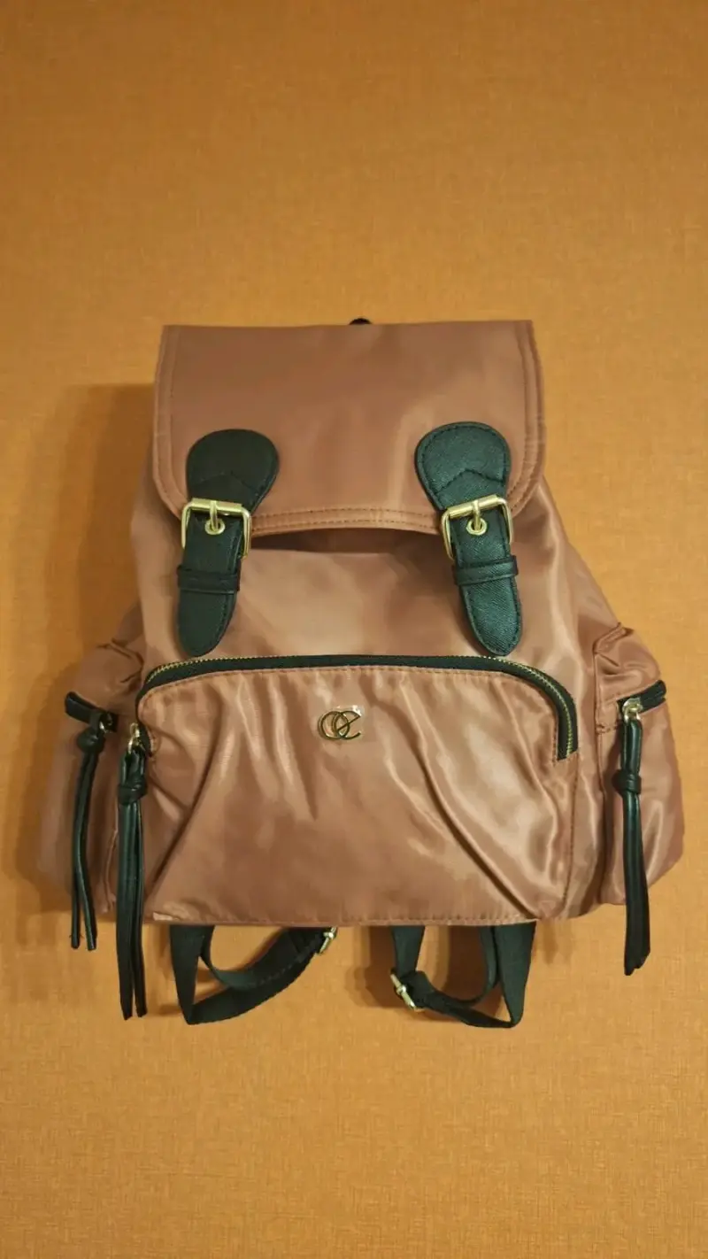 Mochila de mujer marrón con detalles negros