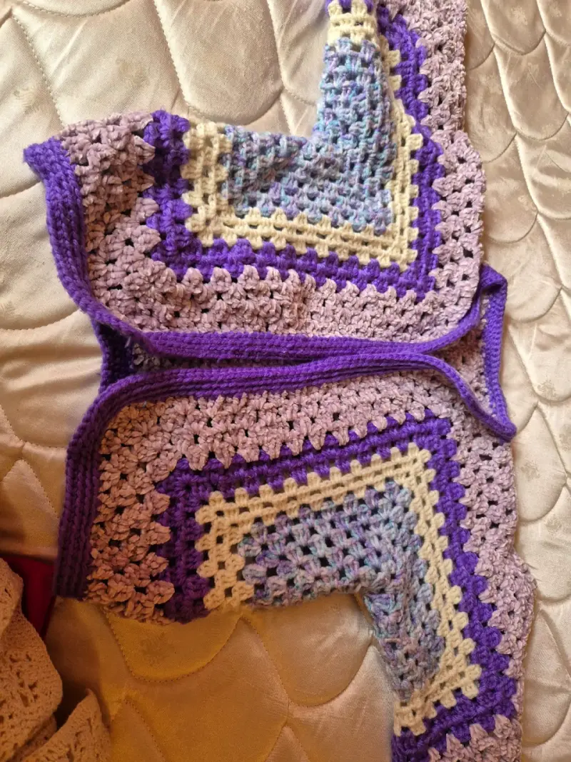 Chaleco manga corta tejido a crochet para niña