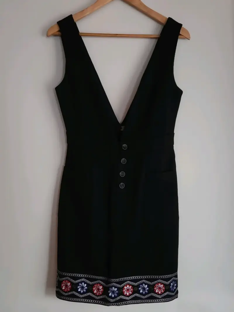 Vestido negro con bordado floral
