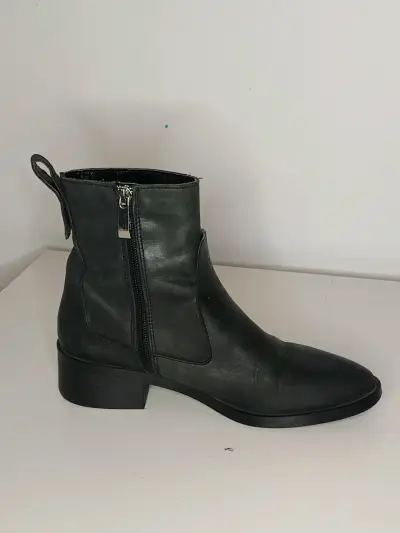 Botines Zara de cuero negro con cierre lateral - miniatura 2