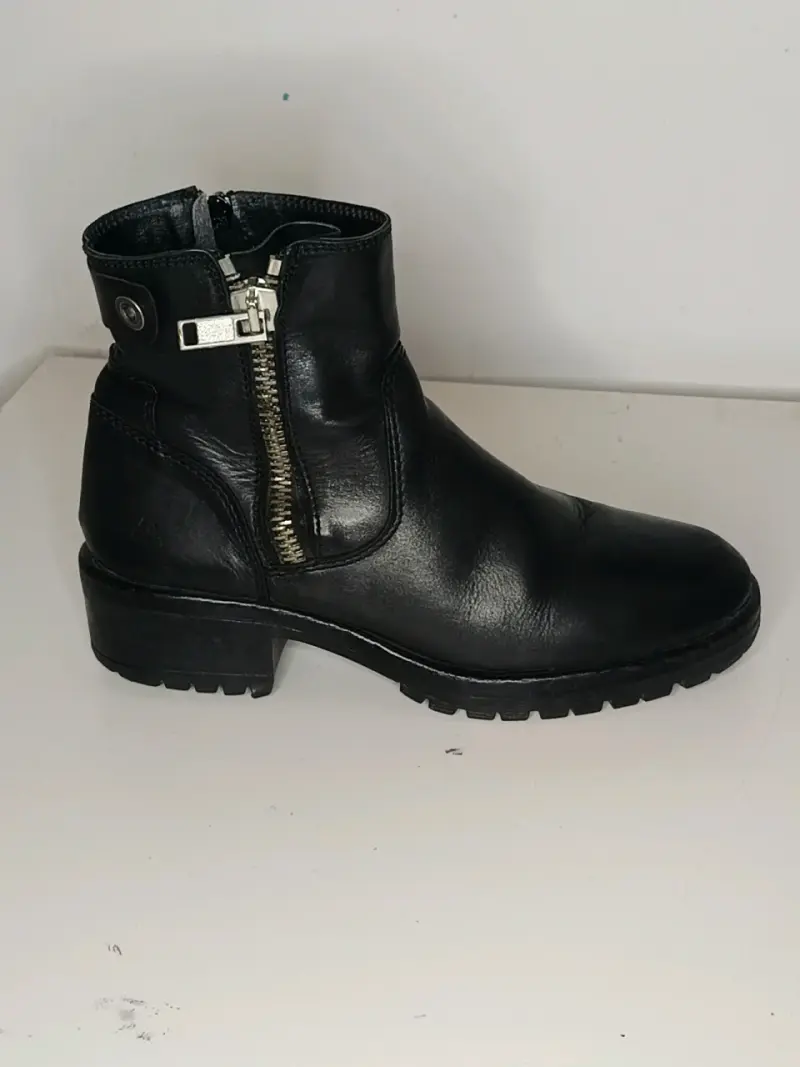 Botines de cuero negro con cierre lateral - 1