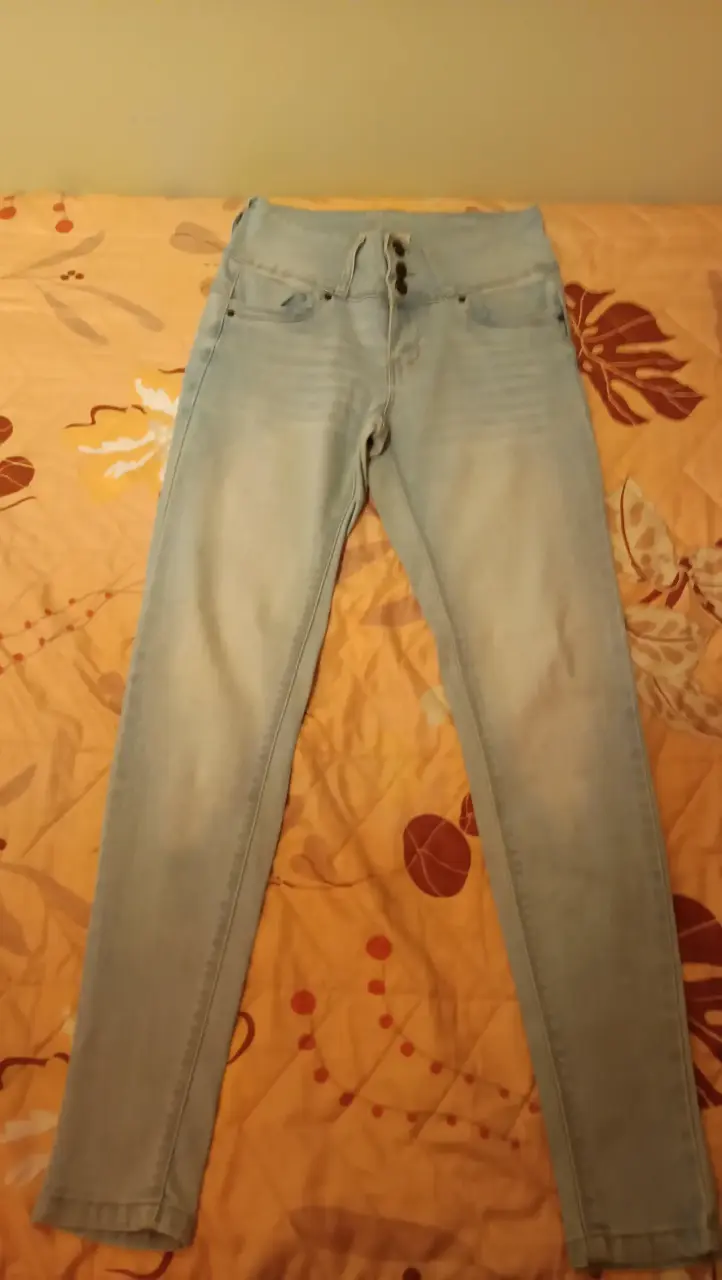 Jeans ajustados celestes para mujer