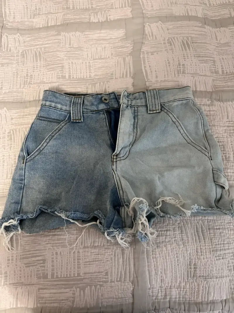 Shorts de mezclilla bicolor desgastados