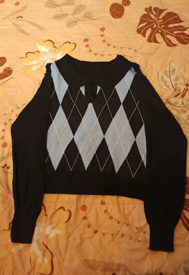 Suéter de mujer con diseño argyle negro y azul