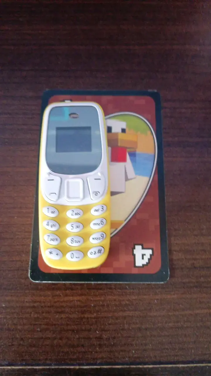 Teléfono móvil retro amarillo ultra mini - 1