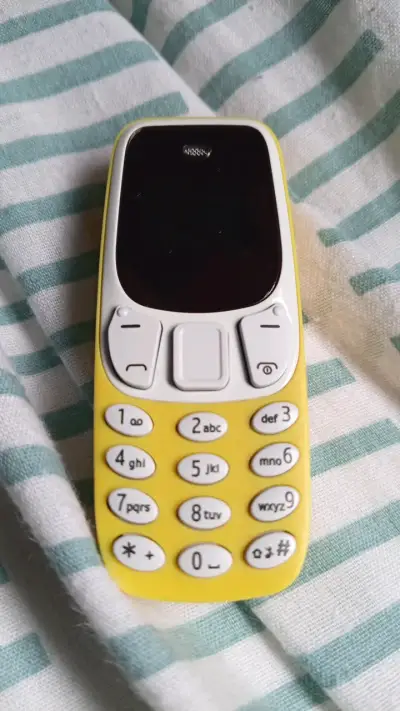 Teléfono móvil retro amarillo ultra mini - miniatura 3