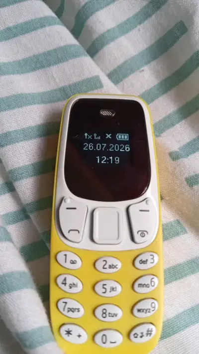 Teléfono móvil retro amarillo ultra mini - miniatura 4