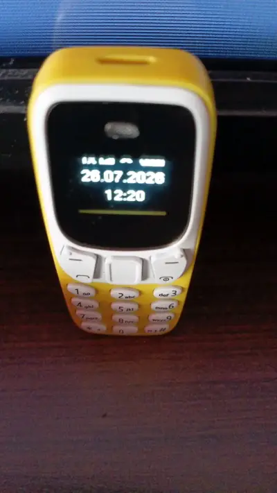 Teléfono móvil retro amarillo ultra mini - miniatura 5
