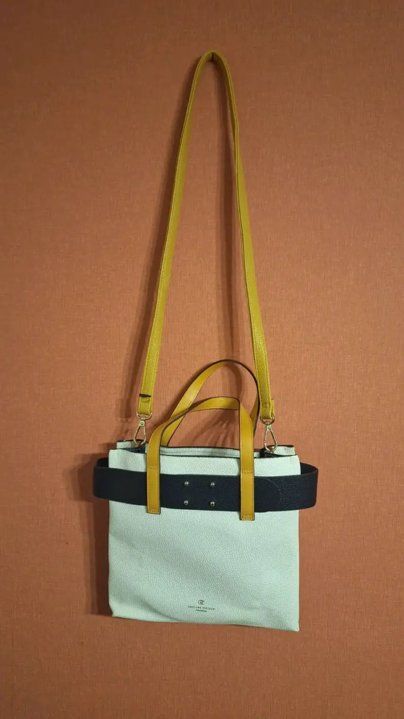 Bolso de cuero bicolor con correa ajustable