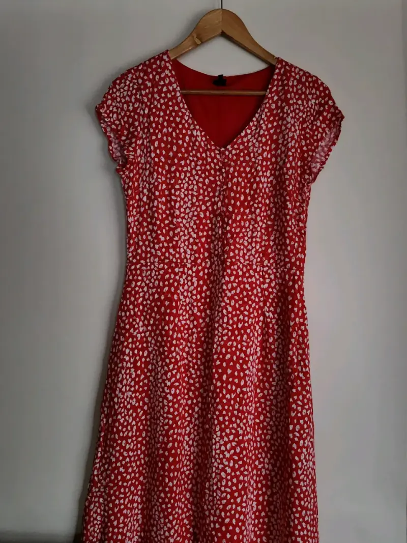 Vestido rojo con estampado de puntos blancos