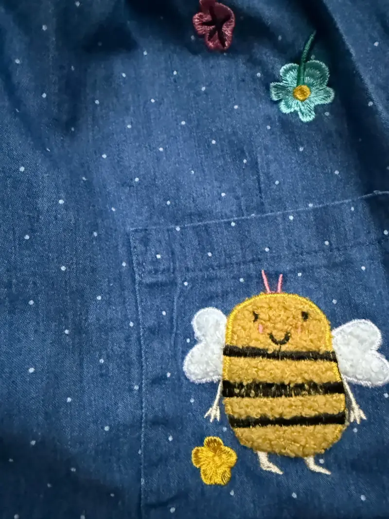 Vestido de niña azul con bordados de abejas - 3