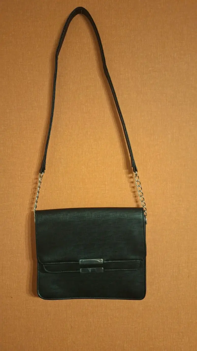 Cartera de hombro negra elegante