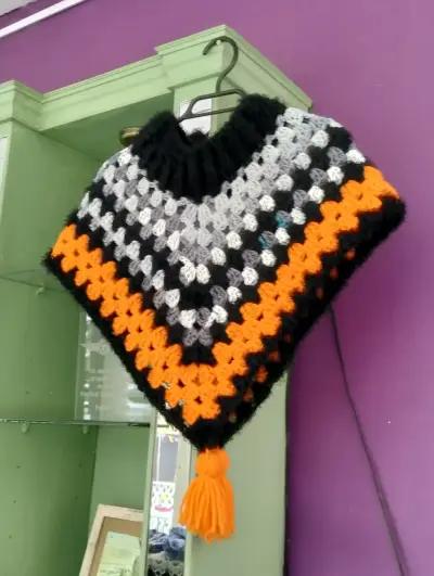 Poncho de lana tejido a crochet multicolor - miniatura 1