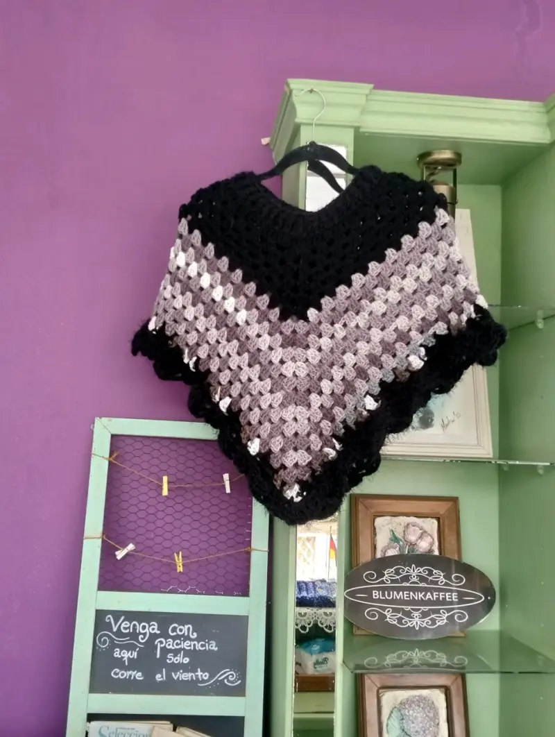 Poncho de lana tejido a crochet multicolor - 2