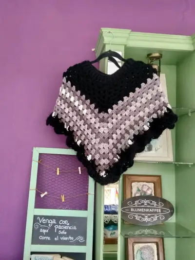 Poncho de lana tejido a crochet multicolor - miniatura 2