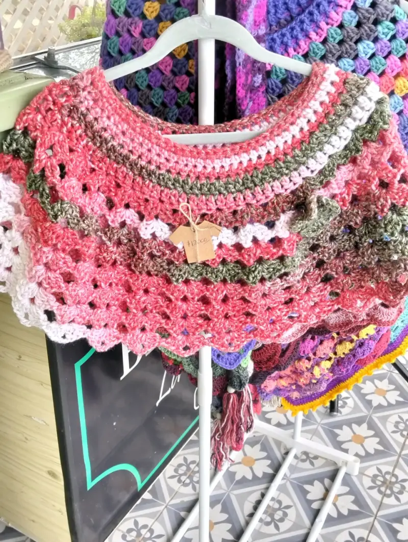 Poncho de lana tejido a crochet multicolor - 3