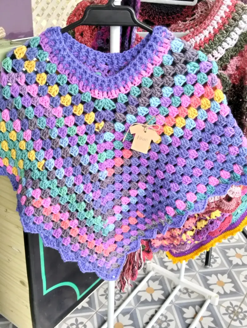 Poncho de lana tejido a crochet multicolor - 4