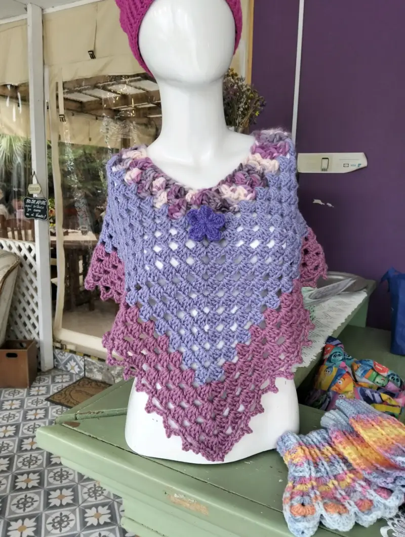 Poncho de lana tejido a crochet multicolor - 5