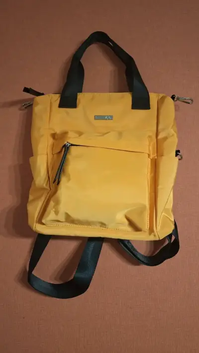 Mochila amarilla Oriflame con diseño moderno - miniatura 1