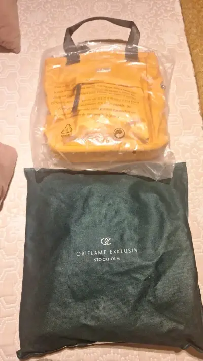 Mochila amarilla Oriflame con diseño moderno - miniatura 2