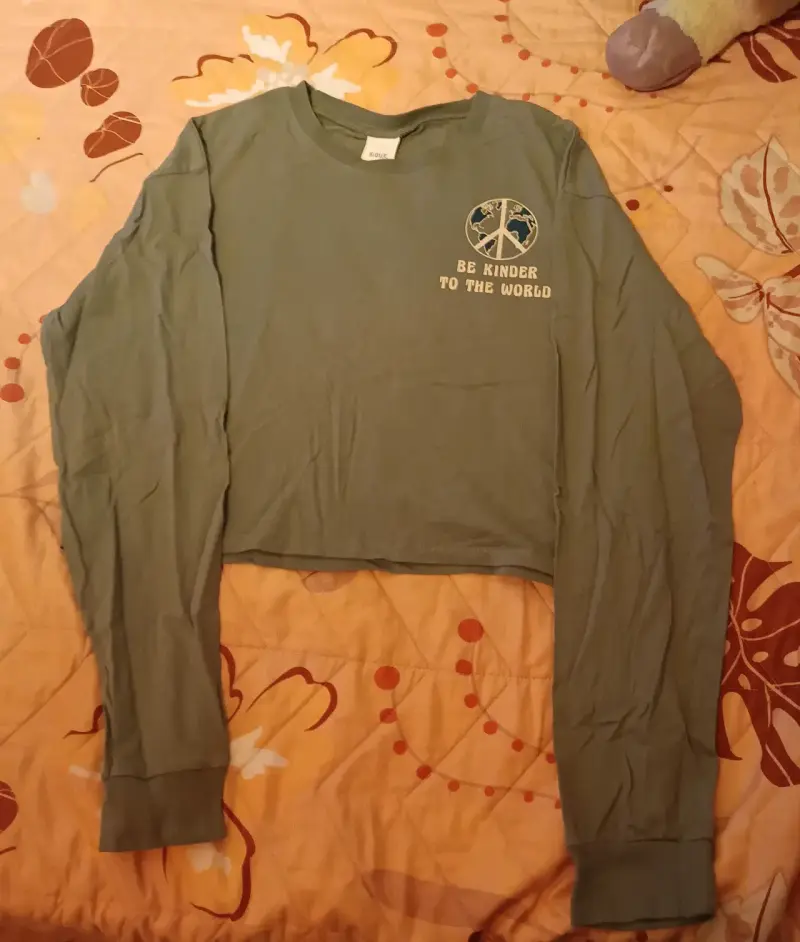 Polera manga larga verde con diseño