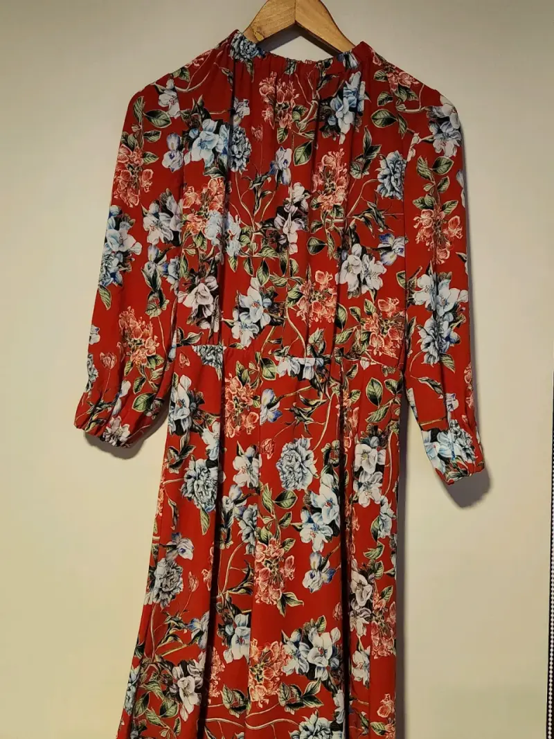 Vestido largo floral rojo con mangas