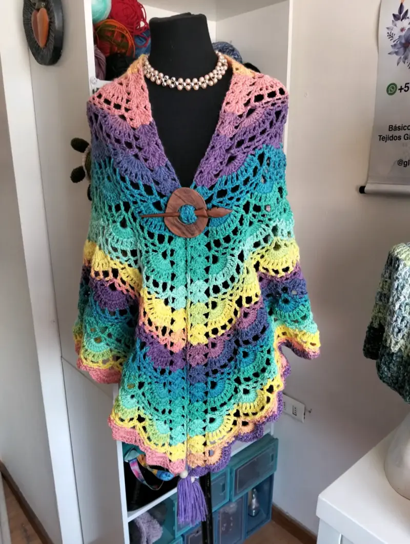 Chal tejido a crochet multicolor con broche
