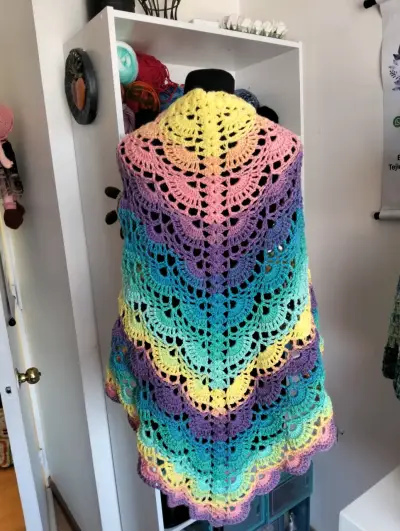 Chal tejido a crochet multicolor con broche - miniatura 2