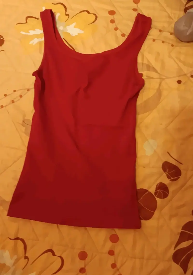 Polera sin mangas roja para mujer